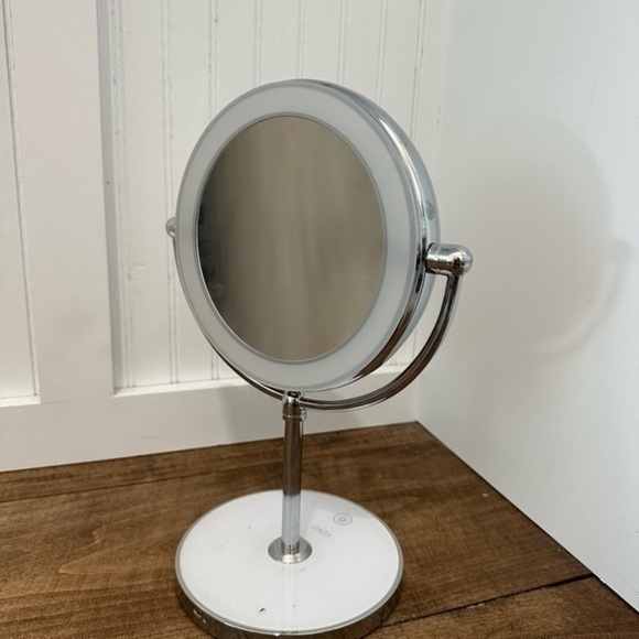 Makeup Mirror - Picture 3 of 4